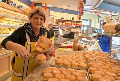 Hier gibt es die besten Pfannkuchen in Aue-Bad Schlema - Die Bäckerei Franke hat das Pfannkuchen-Voting gewonnen - im Bild Verkäuferin Eveline Zenker. Foto: Ralf Wendland