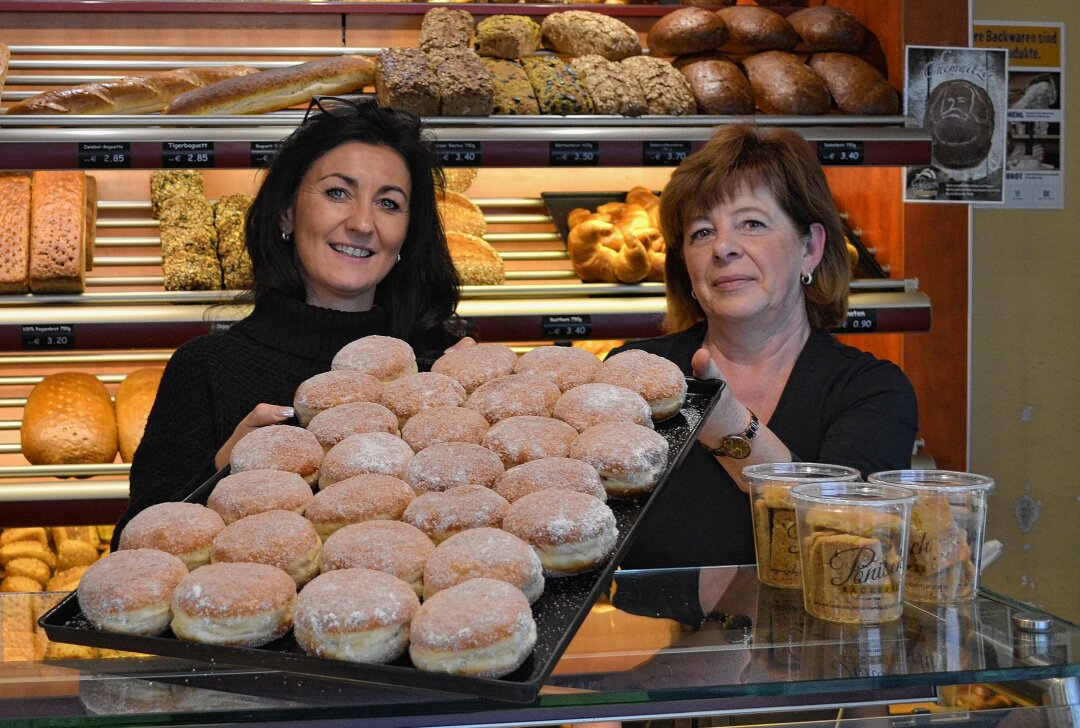 Hier gibt es die besten Pfannkuchen in Chemnitz - Nicole Pönisch und Sylke Fröhlich freuen sich über den Erfolg. Foto: Jürgen Sorge