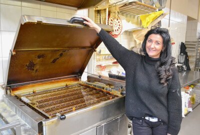 Hier gibt es die besten Pfannkuchen in Chemnitz - Nicole Pönisch zeigt das Fettbackgerät, in dem die Pfannkuchen gesotten werden. Foto: Jürgen Sorge