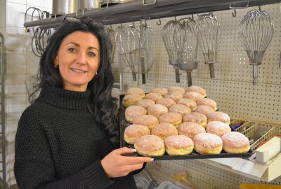 Hier gibt es die besten Pfannkuchen in Chemnitz - Derzeit werden in der Bäckerei Pönisch täglich etwa 400 Pfannkuchen gebacken. Jürgen Sorge
