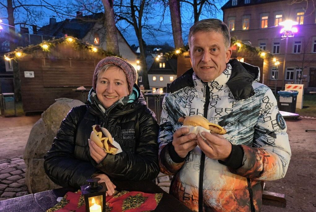 Hier gibt es einen Mini-Weihnachtsmarkt mitten im Januar - Die Stollbergerin Antje Hilpert und ihr Mann Tino Stiegler finden das "Stollberger Winterglühen" eine gute Idee. Foto: Ralf Wendland