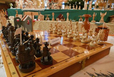 Hier gibt es Erotisches aus Holz im Erzgebirge - Schachfiguren sind ebenfalls zu bestaunen. Foto: Andreas Bauer