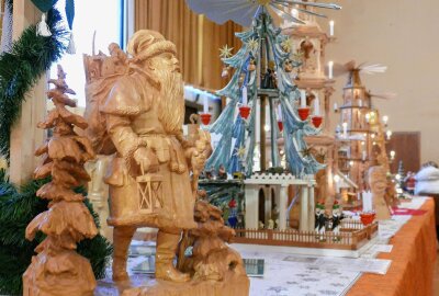 Hier gibt es Erotisches aus Holz im Erzgebirge - Weihnachten ist in der Ausstellung noch immer allgegenwärtig. Foto: Andreas Bauer