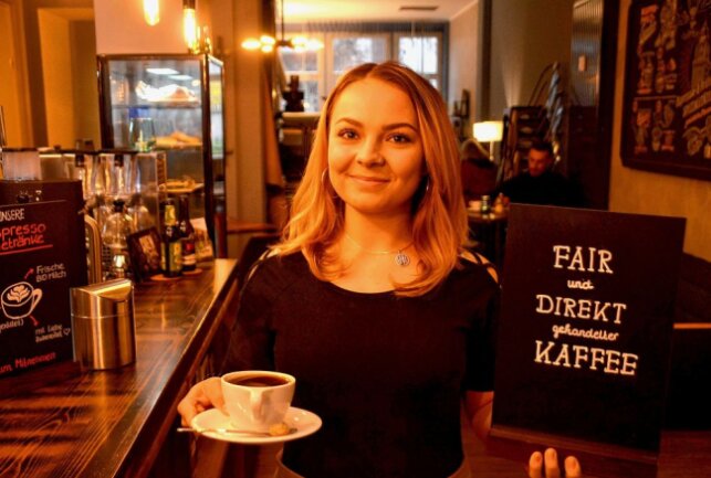 Hier gibt es faire Kaffeespezialitäten in Plauen - In der Neuen Kaffeerösterei serviert Alina West erstklassige Kaffeespezialitäten. Foto: Karsten Repert