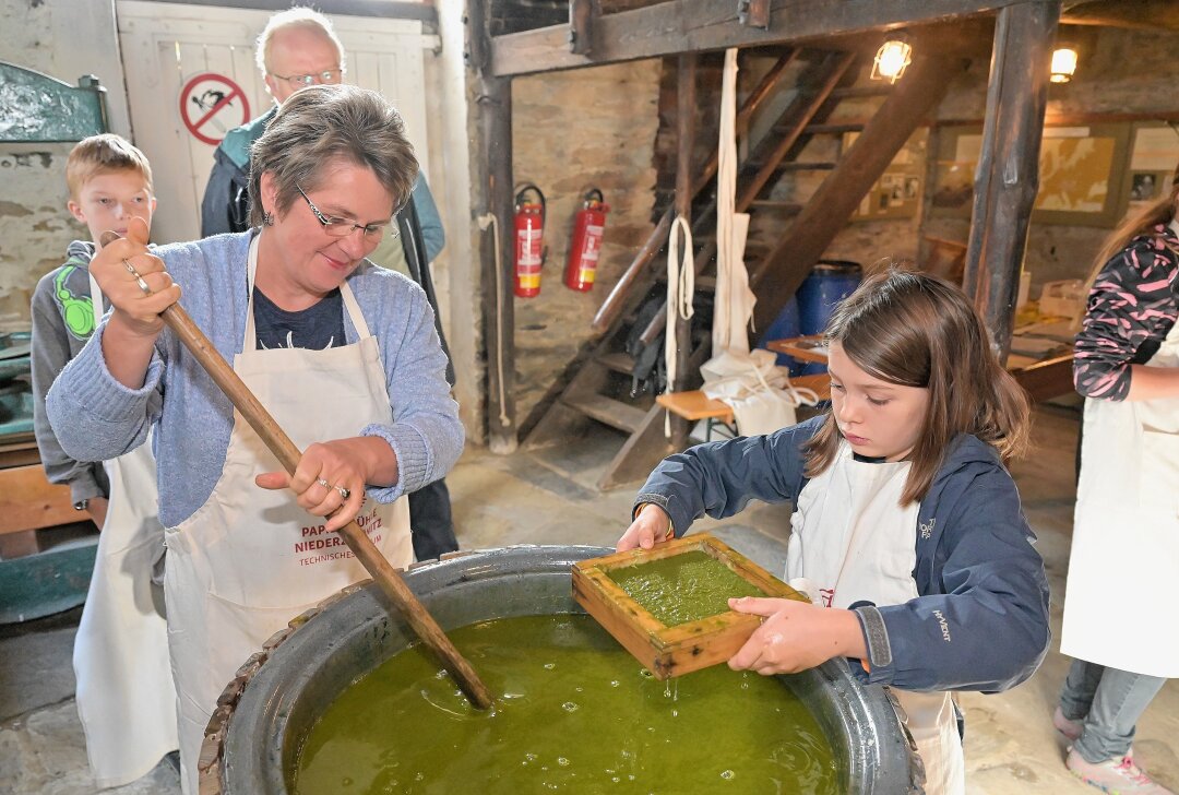 Hier gibt es tolle Herbstferien-Workshops für Kinder aus dem Erzgebirge - Andrea Spiegler (li.) und ihre Enkelin Clara Burk aus Chemnitz (re.) haben sich im Papierschöpfen ausprobiert. Foto: Ralf Wendland