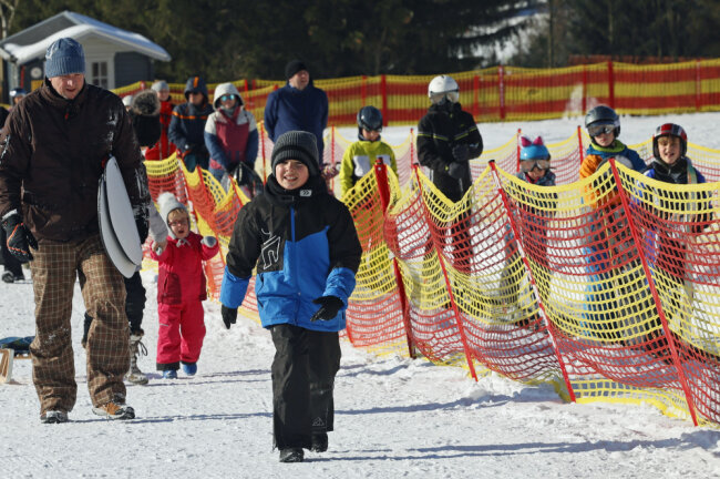 Die Betreiber der Skiwelt Schöneck erwarten in den Winterferien viel Andrang. Unter der Woche herrschte schon reger Betrieb. Foto: Thomas Voigt  
