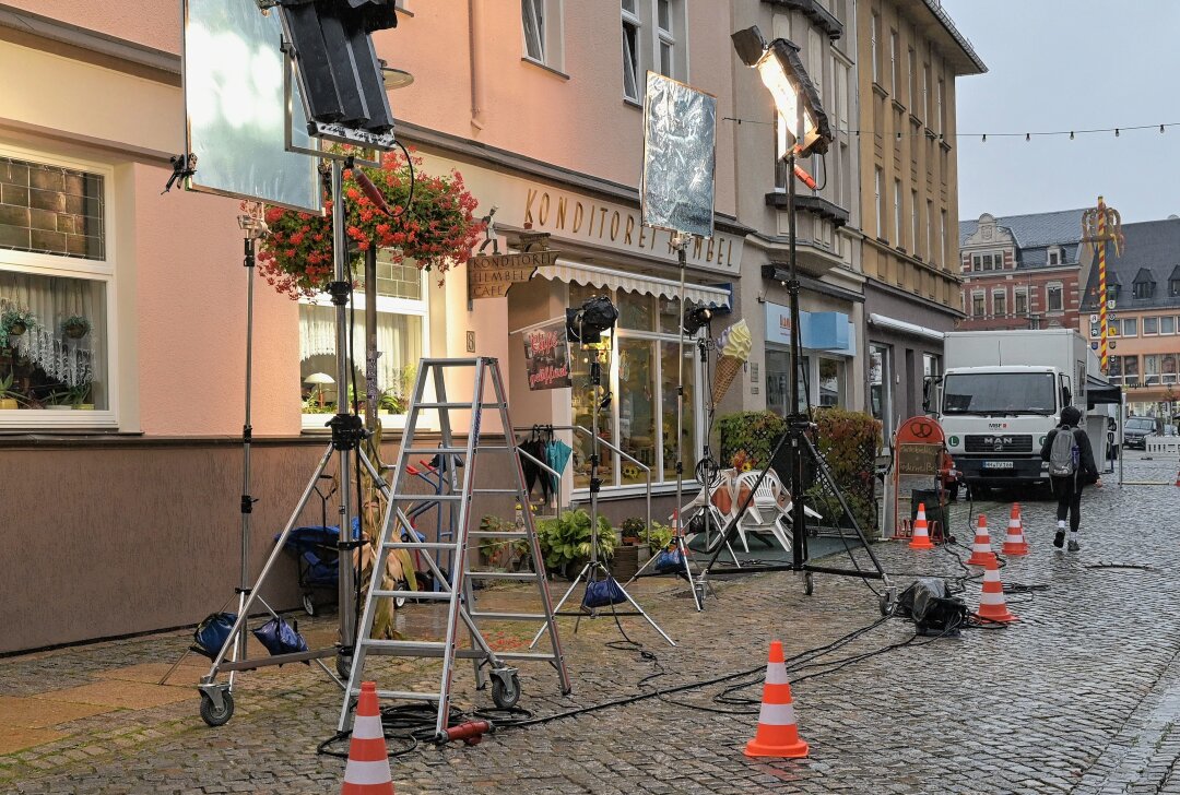 Hier laufen die Dreharbeiten für den nächsten Erzgebirgskrimi - In Stollberg ist unter anderem in der Konditorei & Cafe' Hempel für den zehnten Teil des ZDF-Erzgebirgskrimis gedreht worden. Foto: Ralf Wendland
