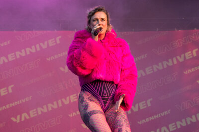 Highfield Festival geht mit 35.000 Besuchern und heißer denn je zu Ende - Yaenniver performte am Samstag und fiel durch ihr Outfit auf.