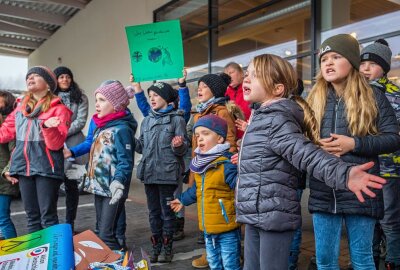 Hilfe an die Ukraine: Schüler singen für Spenden - Die Schülerinnen und Schüler der Klasse 3b der International Primary School in Stollberg sammelten Spenden für die Ukraine, indem sie ein öffentliches Konzert gaben. Foto: Georg Ulrich Dostmann