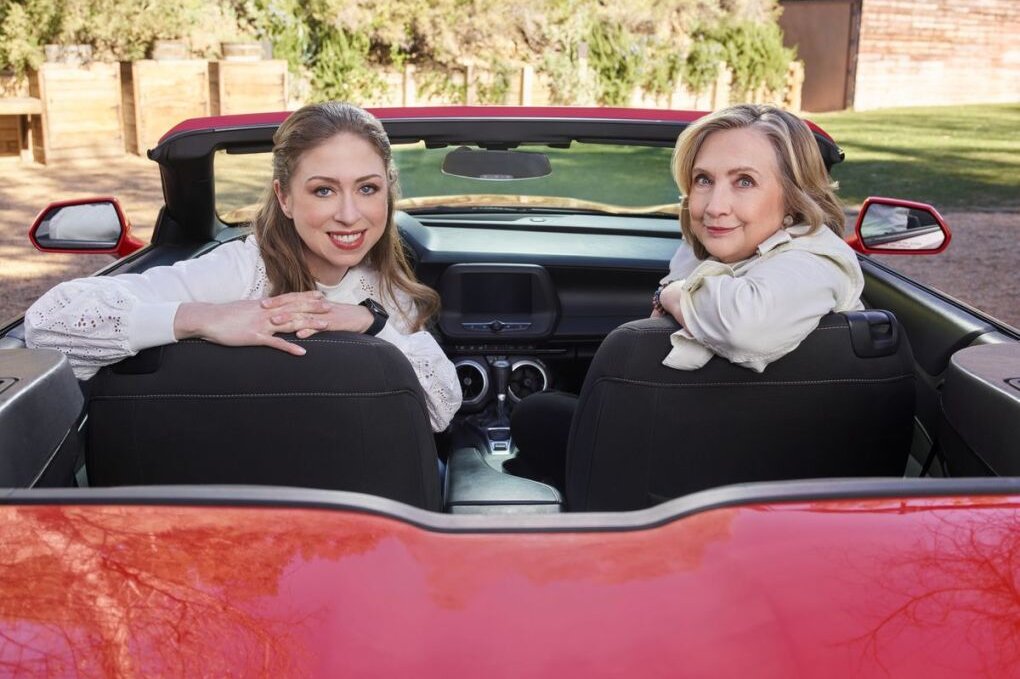 In ihrer Dokumentation "Gutsy - Geschichten über mutige Menschen" wollen Hillary Clinton (rechts) und ihre Tochter Chelsea mutige Frauen feiern.