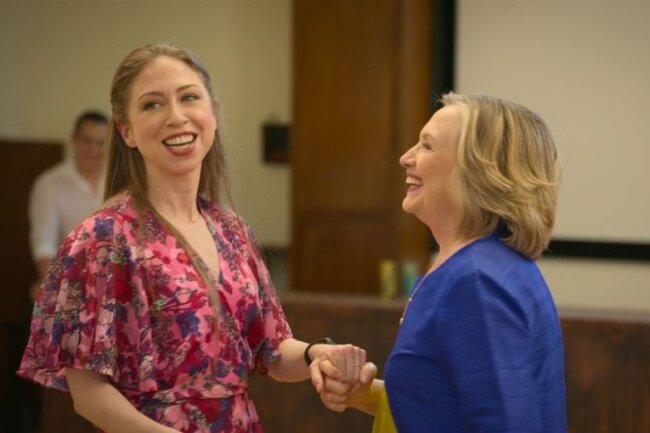 Hillary Clinton: "Unsere Demokratie steht vor einer großen Herausforderung" - Chelsea Clinton und Hillary Clinton treffen in der Dokuserie "Gutsy - Geschichten über mutige Menschen" (auf Apple TV+) starke Frauen.