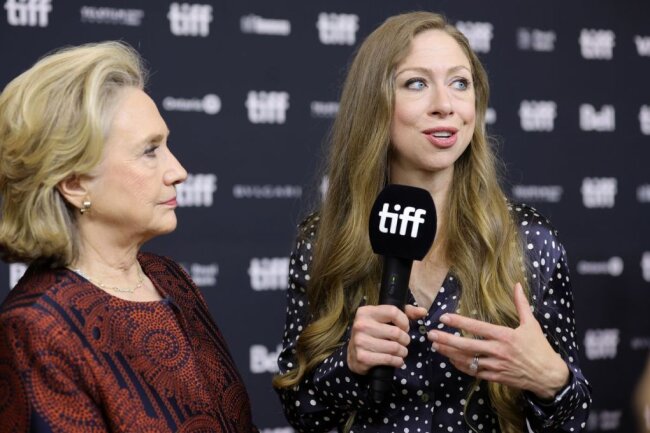 Hillary Clinton: "Unsere Demokratie steht vor einer großen Herausforderung" - 10. September 2022 in Toronto: Hillary (links) und Chelsea Clinton stehen beim berühmten örtlichen Filmfestival Rede und Antwort.