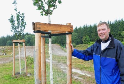 Hilmersdorfer Motorsportler setzen 600 Zeichen für die Umwelt - Der Vereinsvorsitzende Christoph Seifert freut sich über die neuen Bäume. Foto: Andreas Bauer