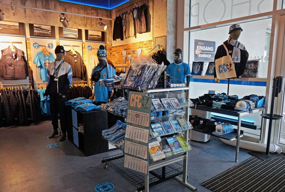 Himmelblaue gewähren Einblicke in den CFC-Fanshop - Das himmelblaue Angebot wird stetig. Dabei gibt es einen guten Mix zwischen CFC- und FCK-Fanartikeln. Foto: Marcus Hengst