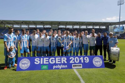 Himmelblaue Meister überrollen Bischofswerda - Der CFC ist Meister der Regionalliga Nordost geworden und hat den Pokal nach Chemnitz geholt.