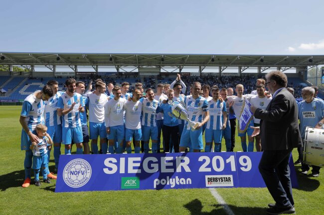 Der CFC ist Meister der Regionalliga Nordost geworden und hat den Pokal nach Chemnitz geholt.