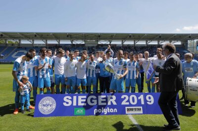 Himmelblaue Meister überrollen Bischofswerda - Der CFC ist Meister der Regionalliga Nordost geworden und hat den Pokal nach Chemnitz geholt.