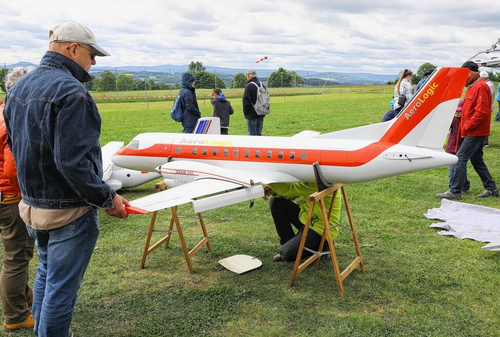 Am Männertag gab es Modell-Flugzeuge zu bestaunen. Foto: Thomas Fritzsch/PhotoERZ