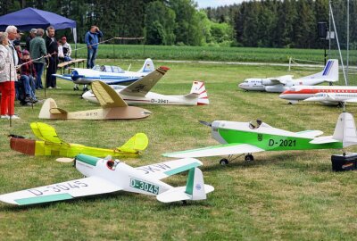 Himmelfahrtsfliegen für große und kleine Modellflug-Liebhaber - Am Männertag gab es Modell-Flugzeuge zu bestaunen. Foto: Thomas Fritzsch/PhotoERZ