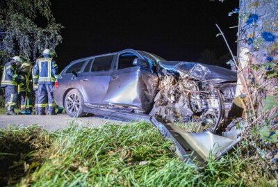 Himmelsfürst: 39-jähriger Fahrer nach Frontalcrash unverletzt - Frontalcrash mit Baum in Himmelsfürst. Foto: Marcel Schlenkrich