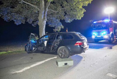Himmelsfürst: 39-jähriger Fahrer nach Frontalcrash unverletzt - Frontalcrash mit Baum in Himmelsfürst. Foto: Marcel Schlenkrich