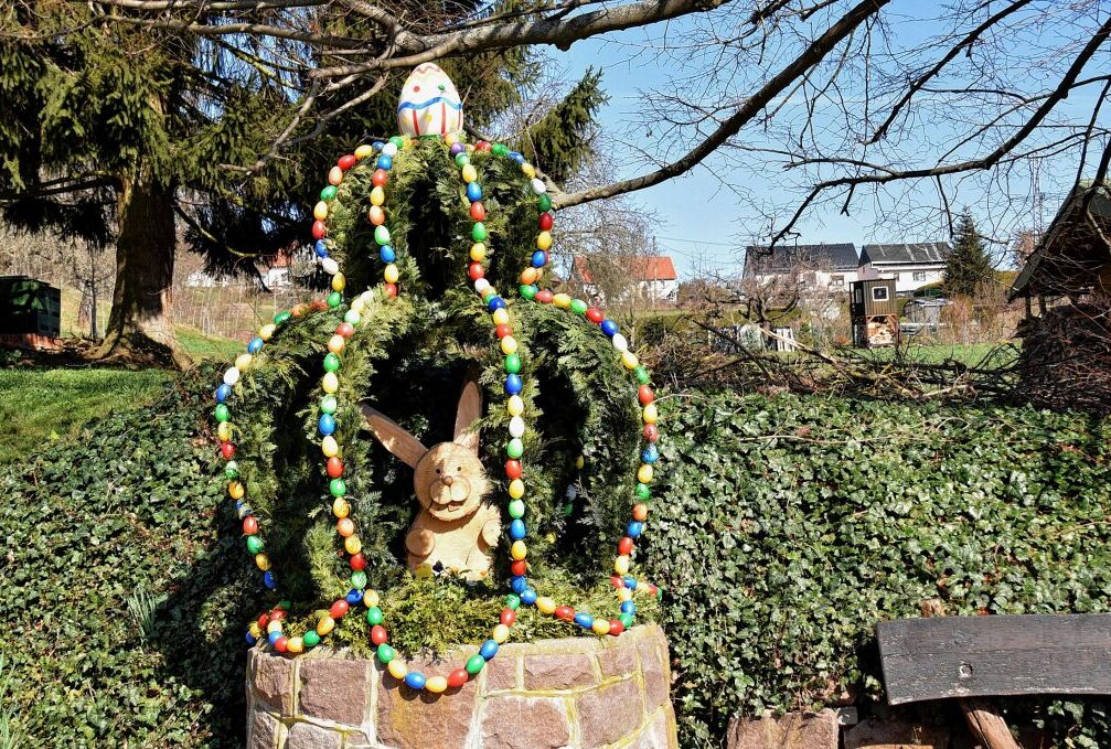 Hingucker: Osterbrunnen in Mittweida - Im Ortsteil Ringthal wurde der Brunnen an der Ringstraße osterlich geschmückt. Foto: Uwe Schönberner