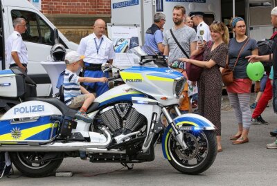 Hinter den Kulissen beim Tag der Polizei in Chemnitz - Am Stand der Verkehrspolizei durften sich die Jüngsten auch mal auf ein Motorrad setzen. Foto: Katja Lippmann-Wagner