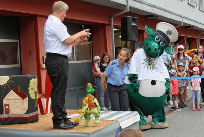 Hinter den Kulissen beim Tag der Polizei in Chemnitz - Der Auftritt der Puppenbühne kam nicht nur bei den Jüngsten an. Foto: Katja Lippmann-Wagner
