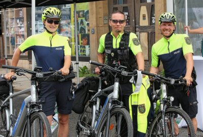 Hinter den Kulissen beim Tag der Polizei in Chemnitz - Verena, Paul und Erik (von links) von der Fahrradstaffel aus Leipzig. Foto: Katja Lippmann-Wagner