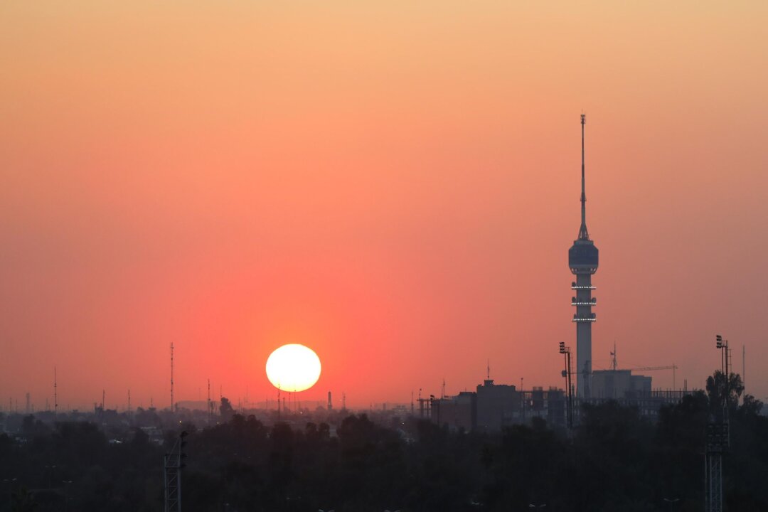 Hintergrund: Verbündete und Feinde Israels und Irans - Die Sonne geht hinter der Skyline von Bagdad unter.
