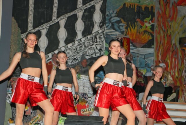 Hirschberg zieht 43 Karnevalsvereine aus vier Bundesländern an - Nie aufgeben, immer weiter kämpfen, davon erzählten die Remptendorfer Mädels in ihrem Tanz. Foto: Simone Zeh