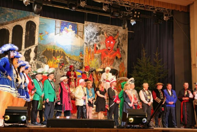 Hirschberg zieht 43 Karnevalsvereine aus vier Bundesländern an - Märchenhaft zeiget sich das wunderschöngestaltete Bühnenbild in Hirschberg. Foto: Simone Zeh