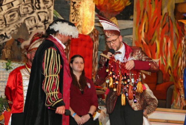 Hirschberg zieht 43 Karnevalsvereine aus vier Bundesländern an - Geschenke aller Art gab es für die Hirschberger Gastgeber. Foto: Simone Zeh