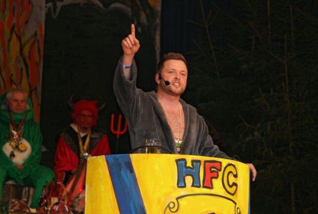 Hirschberg zieht 43 Karnevalsvereine aus vier Bundesländern an - Philipp Raschke aus Bad Klosterlausnitz erzählte in der Bütt von seinem Besuch in der Therme in Bad Lobenstein. Foto: Simone Zeh