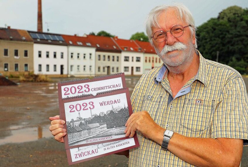 Ulrich Puchelt mit seinen neuen Kalendern mit historischen Ansichten aus der Region. Foto: Thomas Michel