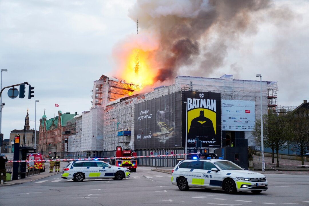 Historische Börse in Kopenhagen steht in Flammen - Feuer und Rauch steigen aus der Alten Börse in Kopenhagen.