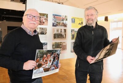 Historische Fotoausstellung bietet Zeitreise in die Vergangenheit - Jürgen Reuther und Wolfgang Lohr (v.r.) bei den Vorbereitungen zur Ausstellung. Foto: Ilka Ruck