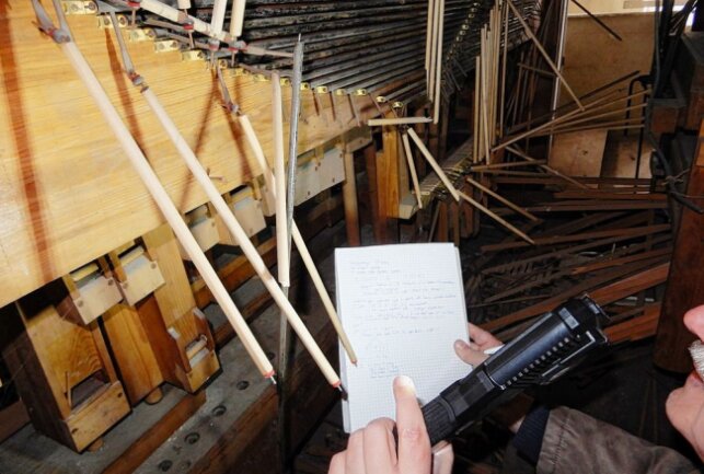 Auch ein Orgelexperte war vor Ort und begutachtete den Zustand des Instruments.Foto: Maik Bohn/pixelmobil