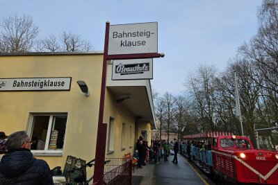Historische Reise durch den Küchwald: Parkeisenbahn startet in die Saison - Auch der Imbiss Bahnsteigklause hat geöffnet.
