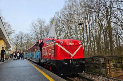 Historische Reise durch den Küchwald: Parkeisenbahn startet in die Saison - Auch die rote Parkeisenbahn folgt und startet in die Saison 2024.