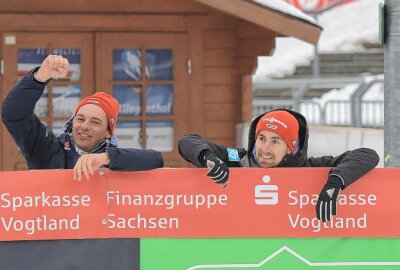 Historischer Tag in Klingenthal - Der Continental Cup der Skispringer ist in Klingenthal ausgetragen worden - im Bild Trainer Andreas Mitter (li.) und sein Trainer-Kollege Christian Heim (re.). Foto: Ralf Wendland