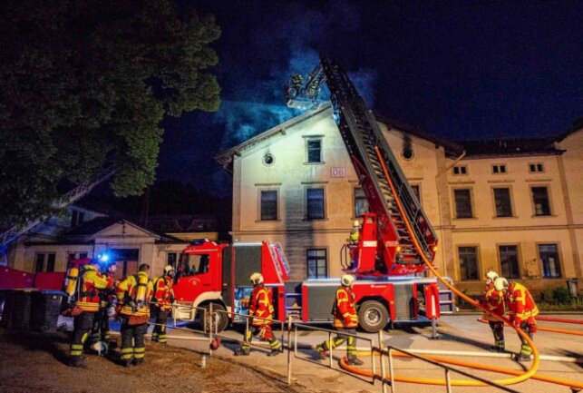 Historisches Bahnhofsgebäude geht in Flammen auf - In der Nacht zu Mittwoch brannte das alte Bahnhofsgebäude in Seifhennersdorf. Foto: xcitepress/Thomas Baier