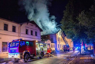 In der Nacht zu Mittwoch brannte das alte Bahnhofsgebäude in Seifhennersdorf. Foto: xcitepress/Thomas Baier