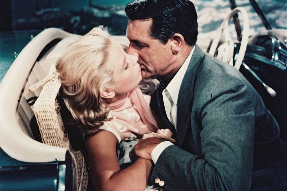 In "Über den Dächern von Nizza" kommen sich eine Millionärstochter (Grace Kelly) und ein ehemaliger Meisterdieb (Cary Grant) näher.