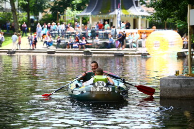 Hitschen-Race: Kurioses Wasser-Spektakel in Annaberg - Das Hitschen Race war einer der Besuchermagnete beim Schutzteichfest am Wochenende. Foto: Thomas Fritzsch/PhotoERZ