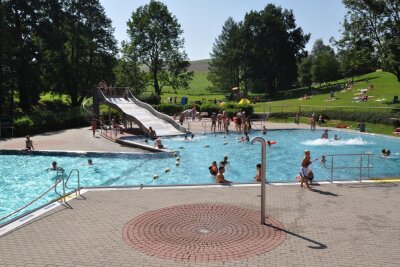 Das Freibad Einsiedel ist ein wunderbarer Ort, um die warmen Sommertage inmitten einer idyllischen Umgebung zu genießen. Foto: Stadt Chemnitz, Sportamt