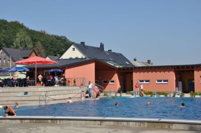 Das Freibad Einsiedel ist ein wunderbarer Ort, um die warmen Sommertage inmitten einer idyllischen Umgebung zu genießen. Foto: Stadt Chemnitz, Sportamt