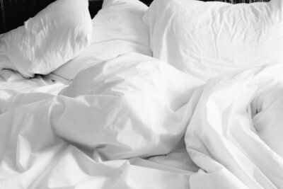 Hitze und Schlaf: Wie Sie auch in heißen Nächten gut schlafen können - Entscheiden Sie sich für leichte Bettwäsche aus natürlichen Materialien wie Baumwolle oder Leinen. 