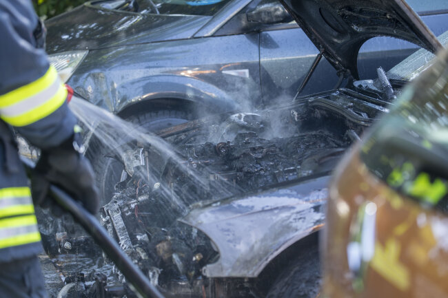 Am Nachmittag brannte der Frontbereich eines BMW komplett aus.