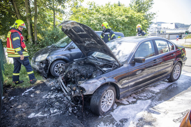 Hitzestau? PKW geht lichterloh in Flammen auf - Am Nachmittag brannte der Frontbereich eines BMW komplett aus.